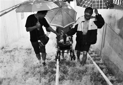 北京昨日遭遇61年最大暴雨 一天连发五次预警