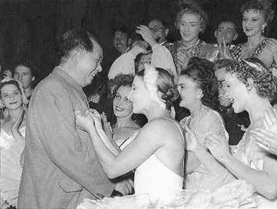 1957年10月29日,毛泽东观看苏联芭蕾舞团演出《天鹅湖》。