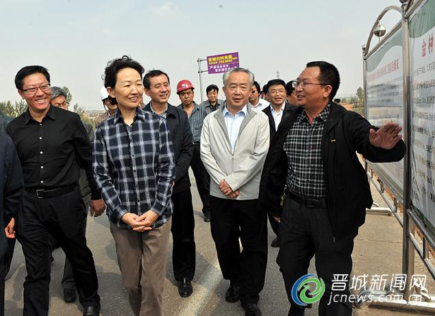 张九萍在207国道改线工程现场办公