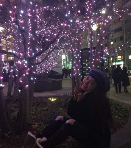 林心如圣诞赴日本度假 现身成人影片店买A片