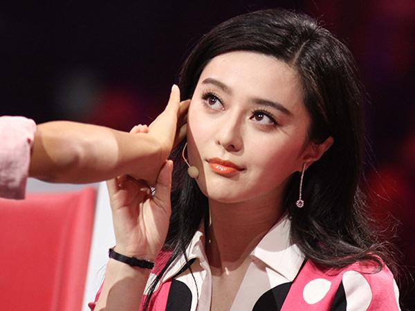 范冰冰录节目“求摸脸” 力证未整容