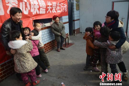 山西六旬驼背母亲40年收养40余名遗弃儿童(组图)