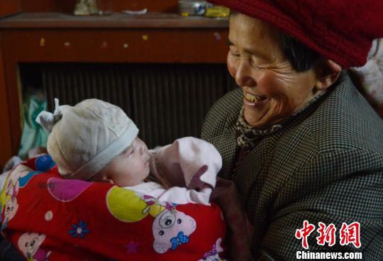 山西六旬驼背母亲40年收养40余名遗弃儿童(组图)