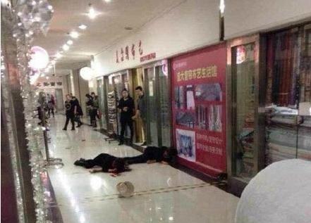 陕西省延安市盛大国际商场3楼两家商铺户主因琐事发生纠纷,引发3人被砍,凶手已被警方控制。