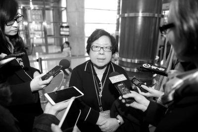 昨天,香港代表团人大代表刘佩琼接受记者采访。京华时报记者潘之望摄
