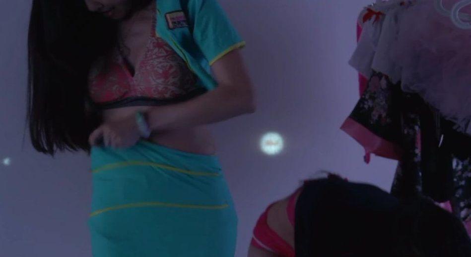 嫩模组合换装遭偷拍!春光乍泄群乳争艳