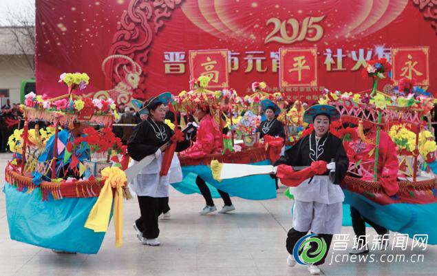 阳电体育广场跑旱船