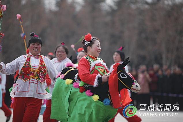 阳电体育广场跑驴