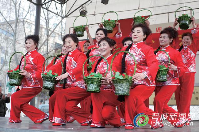 群舞《大红枣儿送亲人》赢得观众阵阵掌声