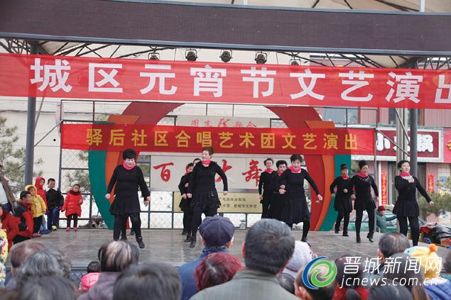 12位社区大妈在台上跳《小苹果》