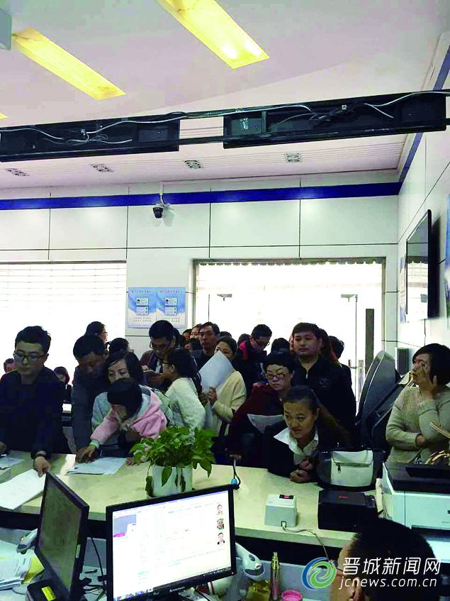 蜂拥而至的办理出国境证件市民