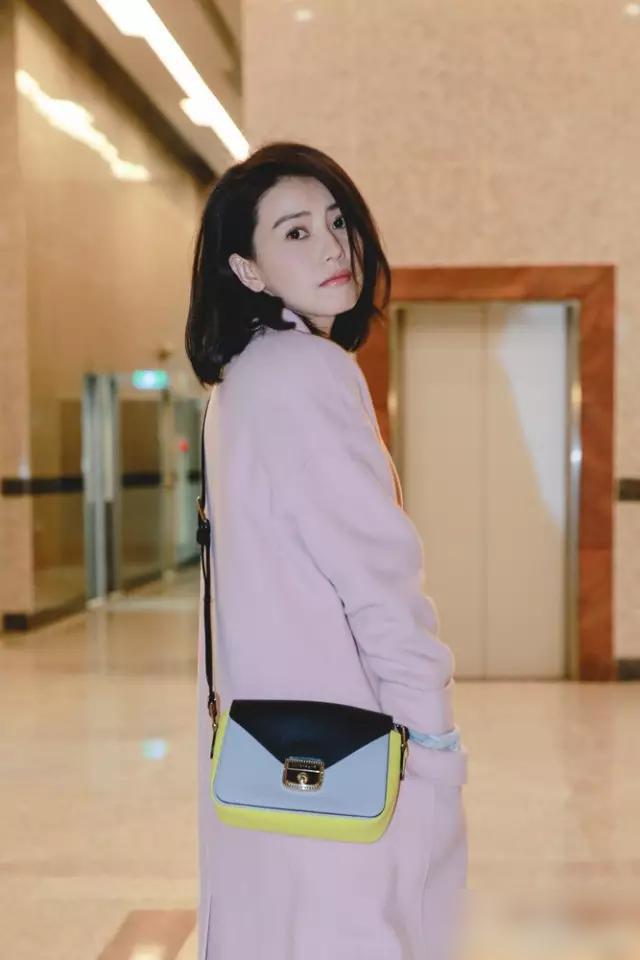 高圆圆教你穿2016最流行色 粉大衣美醉了