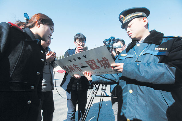 检查组工作人员在重点路段进行检查