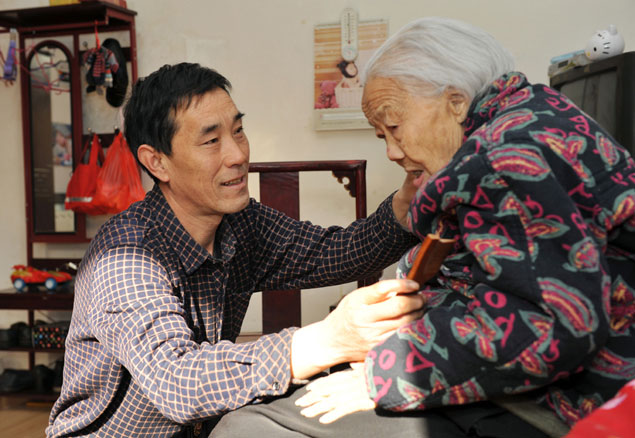 芦文艺为岳母梳头