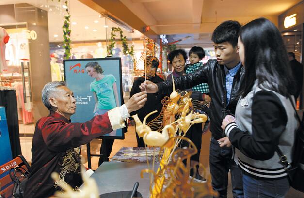 苏胡太老人摆的糖画摊,一天能收入200多块钱。