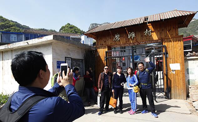 来自河南的游客在磨滩村旅游