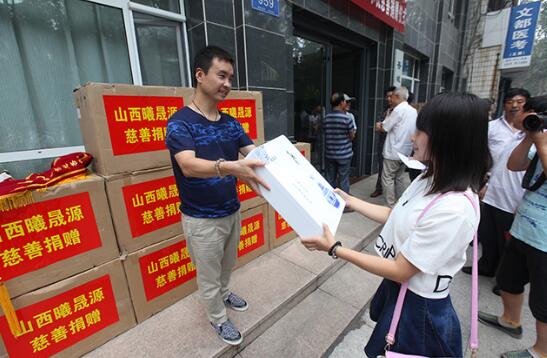 侯润民向一位代表赠送净水机。高云 摄