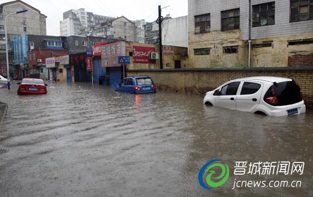 图为在近期的暴雨中,市区部分低洼地段积水成灾