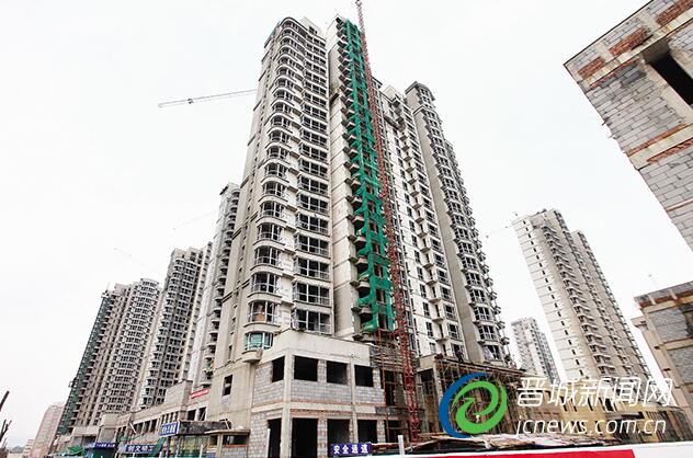 今年以来,我市采取控制用地供应规模、暂缓新建销售型保障房、促进住房消费、减轻企业负担等措施,去库存效果初显。图为市区一正在建设中的商品房。 本报记者 张理锋 摄