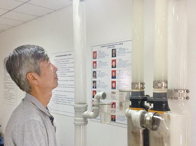 吴克建正在泫氏铸业排水实验塔观察实验数据。王金枝 摄