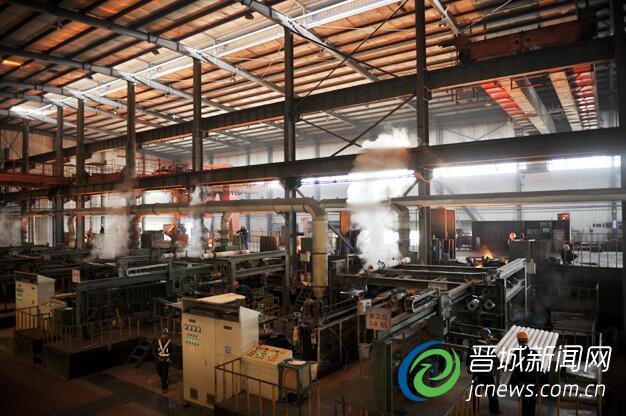 我市地面企业的一大支柱产业,铸造。图为泫氏铸造的生产车间。 本报记者 袁文忠 摄