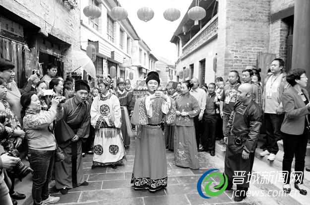 图为2015年在大阳古镇摄影展上的画面。
