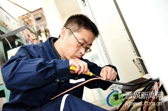 张晨光在钻研电工技术。杨丽丽 摄