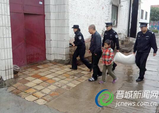 民警为困难群众送上了抚恤金以及米、面等生活必需品。