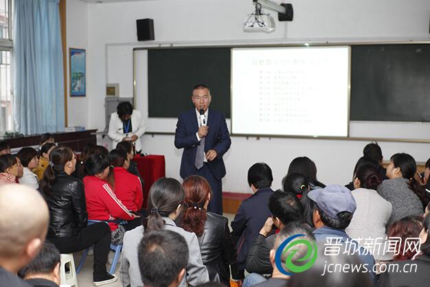 王子鹤为古矿小学的学生家长讲课。焦宇 摄