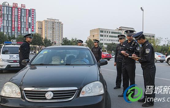 民警在卡口进行车辆盘查登记。
