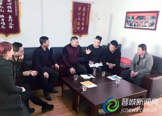 图为昊安小微企业创业服务协会会长田华组织部分会员企业负责人进行座谈。 李力波 摄