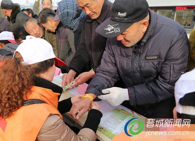 关爱老人 黄手环在行动