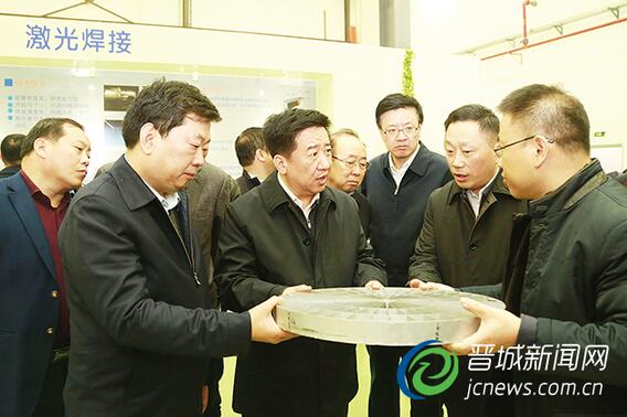 在上海临仕激光科技有限公司,武宏文认真了解该公司激光加工技术研发、应用和推广等情况。田飞 摄