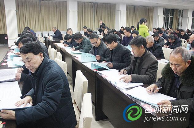 图为学员们参加结业考试。