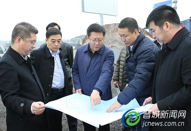 泽州县县长高喜全(右三)在巴公工业园区调研重点工程项目。(资料图片)