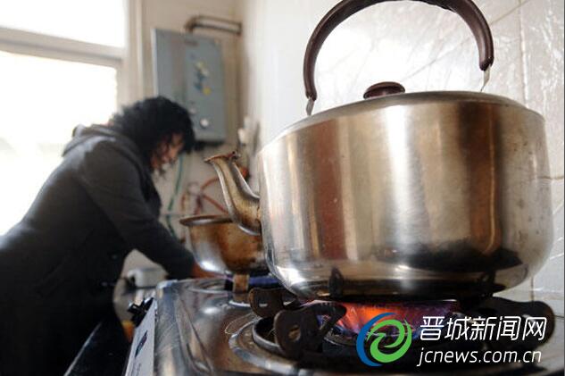 沁水县嘉峰镇李庄村村民在用煤层气做饭
