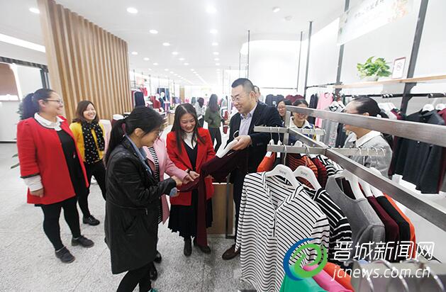 外地客商现场挑选新品。本报记者 焦宇 摄