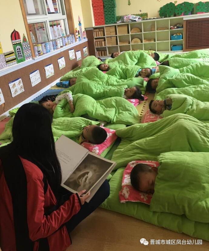 凤台幼儿园开展"大手拉小手,牵手共阅读"的系列活动