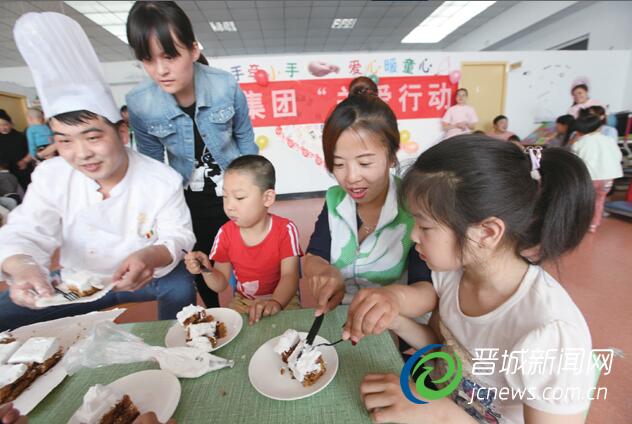 日前,市青年志愿者协会湖滨集团分会在市康复医院组织开展“爱心阳光”助残活动。 本报记者 高云 摄