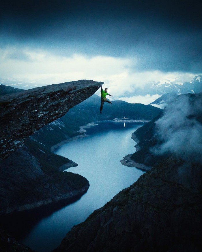 挪威的巨人之舌(Trolltunga)也是网红们作死的热门地点。挪威语里Troll是一种森林精灵,而Tunga则是舌头。因为该岩石伸出悬崖很远,如山妖突兀的魔舌,所以得名。