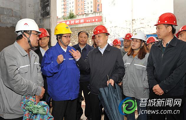 刘锋在市热力公司六分公司调研燃煤锅炉脱硫脱硝提升改造工程。<span>本网记者 张文庭 摄