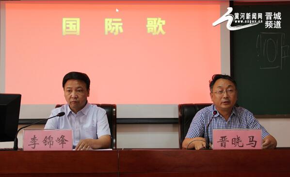 晋城市二院副院长李锦锋(左)主持开班仪式,党总支书记、院长晋晓马(右)讲话。