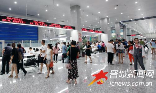 昨日,在市政务服务中心一楼大厅,前来办理业务的市民络绎不绝。 本报记者 高云 摄