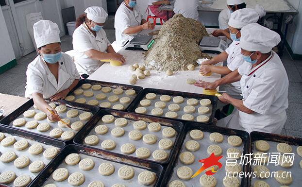 工人们在忙着加工、制作月饼，保障节日市场供应。 陈来全 摄