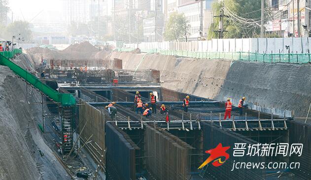 在中原街地下管廊工程施工现场,工人们加班加点、连续奋战,高标准高质量加紧施工。李剑锋 摄