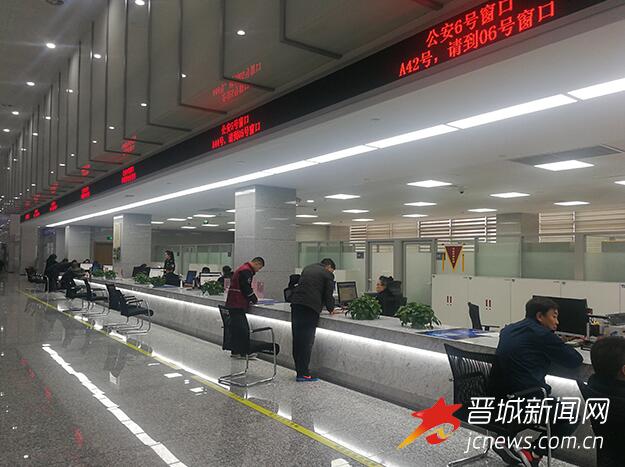 群众在市政务服务中心办事。本报记者 牛坤 摄