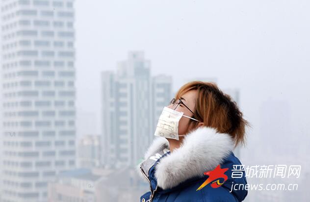 雾霾天,市民佩戴口罩做防护。 记者 高云 图