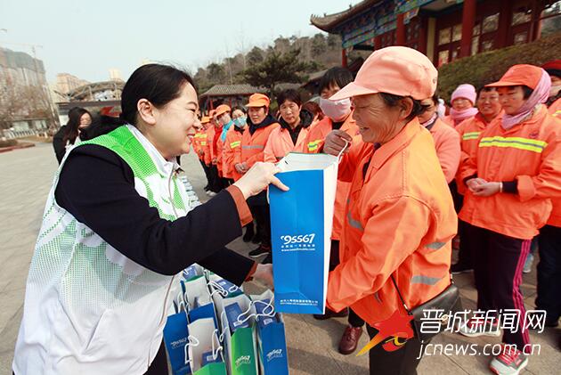 3月5日,市直属机关事务服务中心妇委会组织女职工赴高平市凤林刺绣厂参观学习,现场观看绣工们绣制作品。王娇利 摄