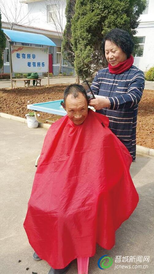 图为栗红莲义务为老人理发。本报记者 高春鸿 摄